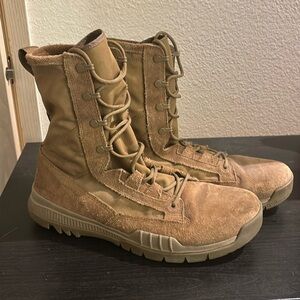 Size 10.5 men’s SFB Nike boots